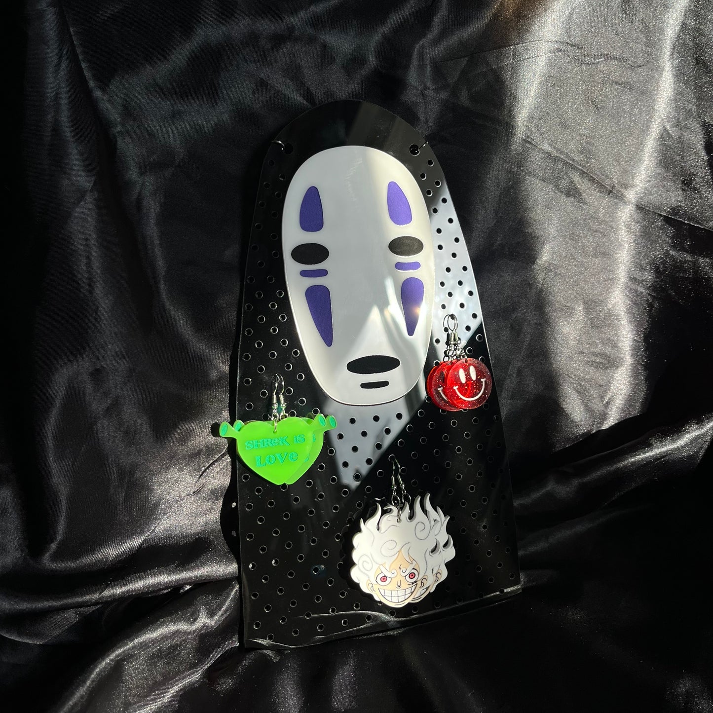 NO FACE EARRING DISPLAY